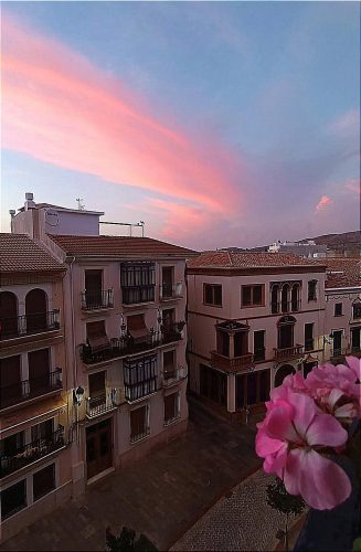 Calle río desde un balcón del edificio 73.